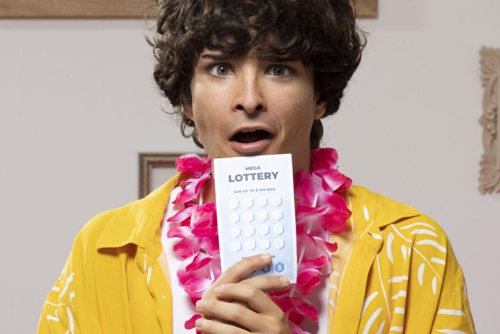 Una persona sostiene un único boleto de lotería