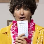 Una persona sostiene un único boleto de lotería