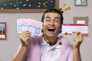 Una persona sostiene varios boletos de lotería abiertos en abanico