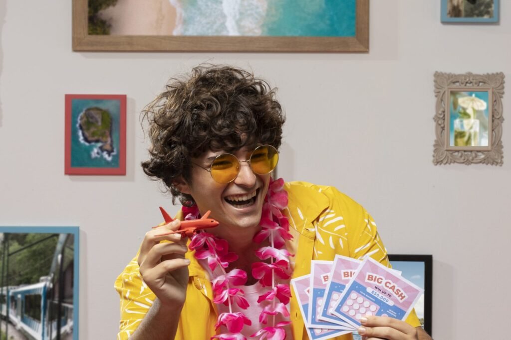 Varios boletos de lotería en la mano de una persona
