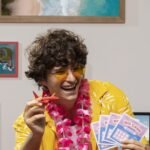 Varios boletos de lotería en la mano de una persona