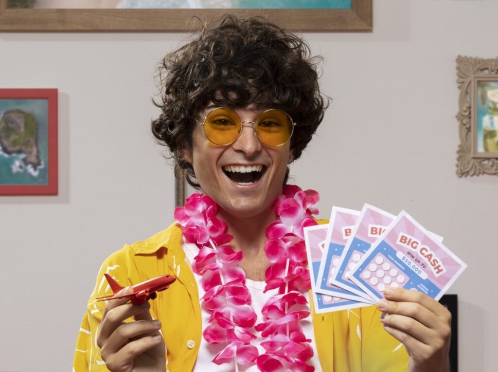 Boletos de lotería sujetos con las dos manos