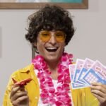 Boletos de lotería sujetos con las dos manos